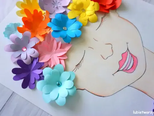 Kolorowy portret wiosny z papierowych kwiatów zdobi głowę rysunkowej dziewczyny.