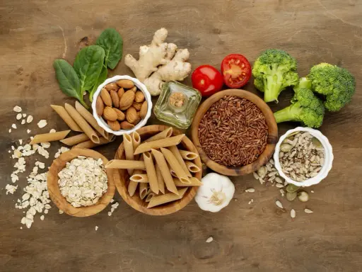 Produkty bogate w błonnik: płatki owsiane, makaron pełnoziarnisty, brązowy ryż, migdały, nasiona, brokuły, szpinak, pomidor, czosnek, imbir. To świetne jedzenie na zaparcia.