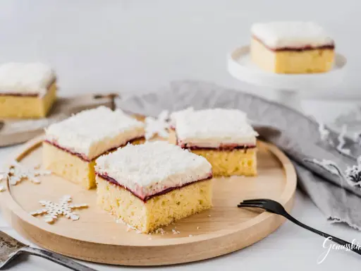 Schneeflocken zieren den Tisch, auf dem ein saftiger Frau Holle Kuchen mit Kokosraspeln und Marmelade wartet.