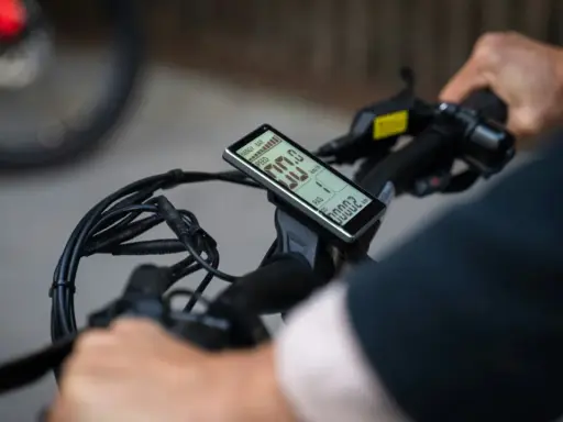 Wyświetlacz roweru elektrycznego pokazuje stan baterii i prędkość. To jak ładowarka do roweru elektrycznego, która informuje o postępie.