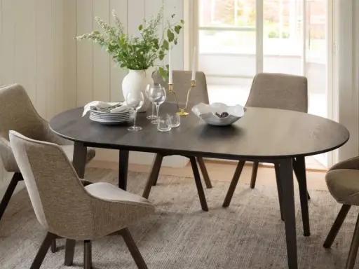 Ett elegant matbord med stolar i en ljus miljö, typiskt för ett Rowico showroom.