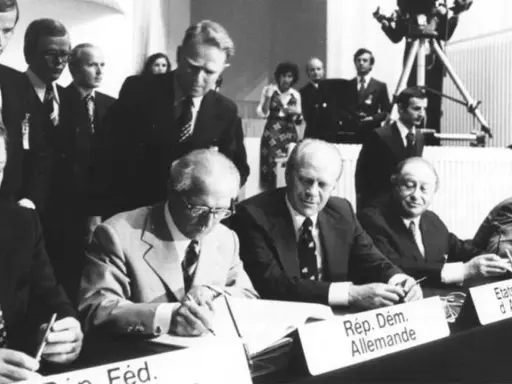 Firma dell'atto di Helsinki: leader mondiali firmano accordo storico.
