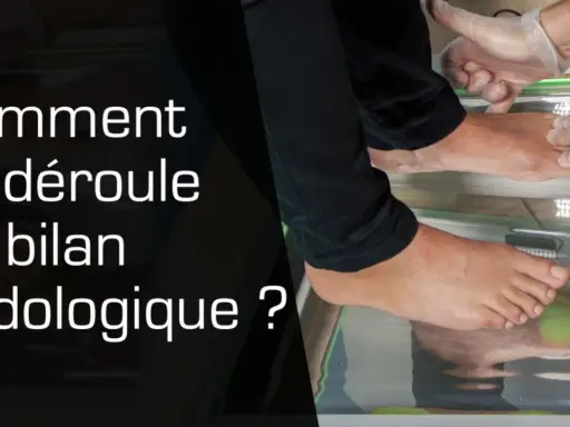 Un podologue examine un pied dans un bac, préparant un bilan podologique.
