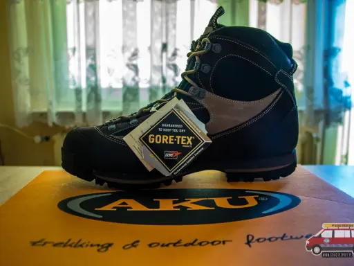 Nowe, solidne aku buty trekkingowe z membraną Gore-Tex, gotowe na każdą wyprawę.