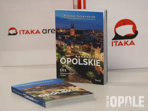 Książka "Bucket list Opolskie" prezentuje 101 nieoczywistych miejsc i opolskie atrakcje. Obok leży druga taka sama książka.