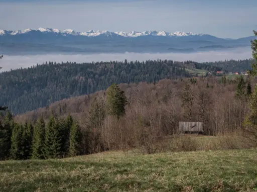 Widok na góry z mgłą w dolinie, lasy i drewniana wiata. To może być najładniejsza trasa na Turbacz.