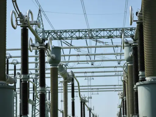 Stromwandler und Isolatoren in einem Umspannwerk, das die Energieversorgung für grundlast kraftwerke sichert.
