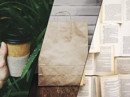 Kubek z kawy z papieru, torba na zakupy z eko papieru i otwarte książki.
