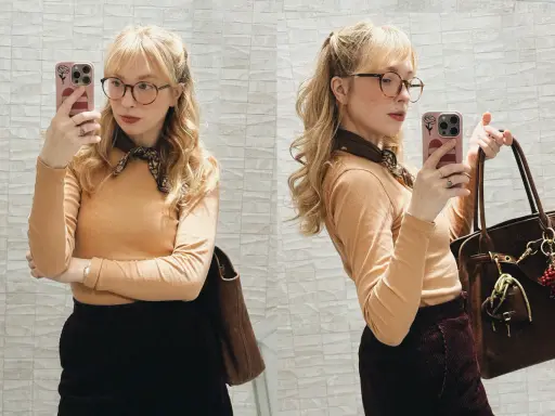 Sandra Beijer blogg: En kvinna med glasögon och ljusblont hår tar en selfie med sin telefon. Hon bär en orange tröja, mörk kjol och en brun väska.