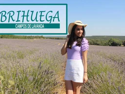 Joven sonríe en los campos de lavanda de Brihuega, con un sombrero de paja y ropa veraniega.