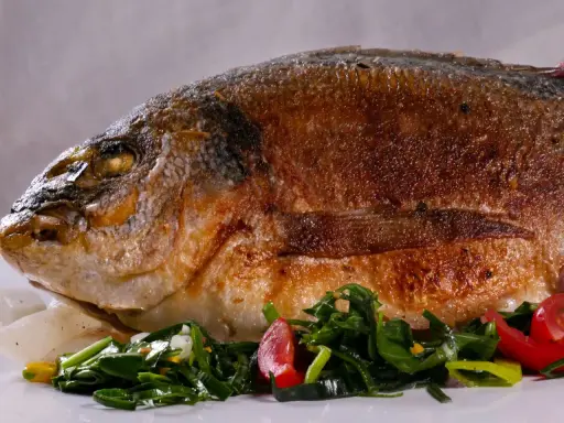 Perfekt gebratene Dorade mit frischem Gemüse. Ein Genuss für Augen und Gaumen!