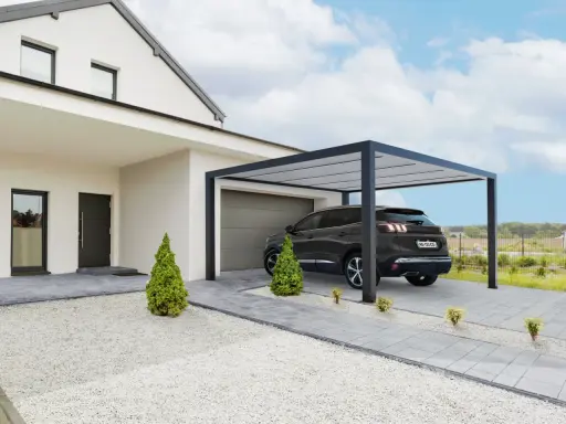 Une voiture est garée sous une élégante couverture carport moderne, à côté d'une maison blanche aux lignes épurées.