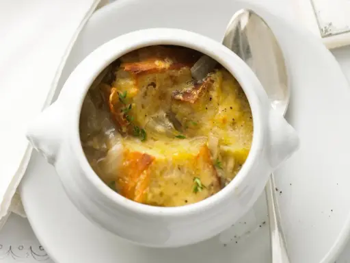 Herzhafte Zwiebelsuppe mit überbackenem Brot und Käse, ein köstliches Rezept für kalte Tage.