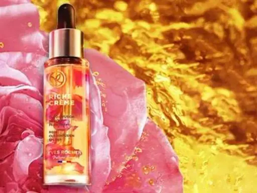 Flacon de **riche crème Yves Rocher** aux pétales de rose. Un choix luxueux pour votre peau.