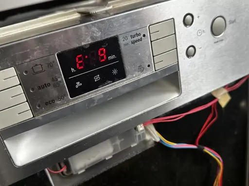 Zmywarka Bosch wyświetla błąd E09. Czerwony wyświetlacz pokazuje "8:09", sugerując problem z cyklem zmywania.