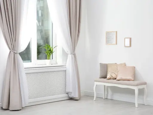 Eleganckie firanki do parapetu, tworzące przytulną atmosferę. Jasne zasłony i biały tiul pięknie komponują się z wnętrzem.