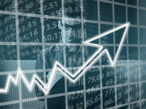 Mężczyzna analizuje wykres wzrostu, dane finansowe i kluczowe wskaźniki efektywności (KPI) wskazują na sukces.