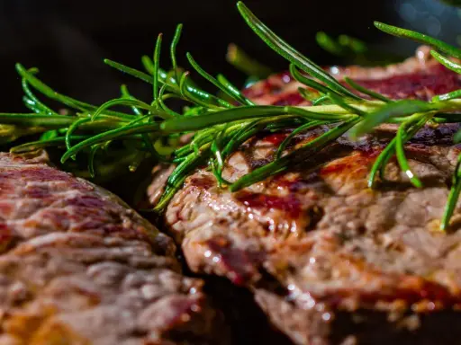 Chuletón al horno con romero fresco. Jugoso y tierno, perfecto para una cena especial.