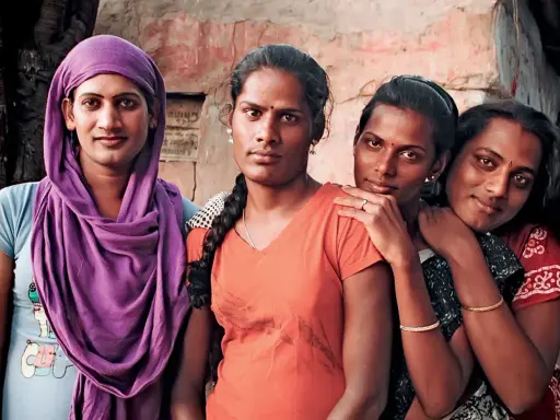 Cztery osoby, które identyfikują się jako trzecia płeć w Indiach, pozują do zdjęcia.