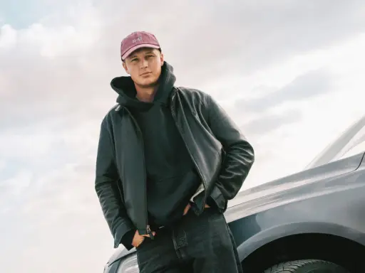 Victor Leksell redo för sin nya låt, med en skinnjacka och keps.
