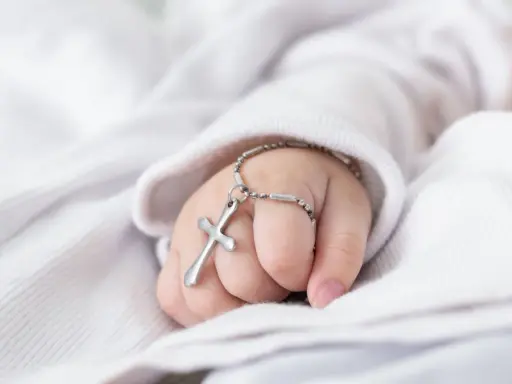 Srebrny krzyżyk na łańcuszku, idealny prezent, co chrzestny kupuje na chrzest.