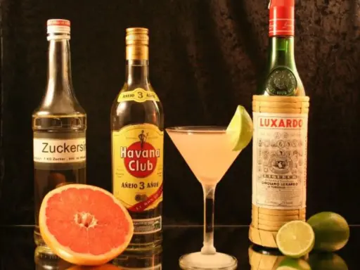 Zutaten für Daiquiri Rezepte: Zuckersirup, Havana Club Rum, Luxardo Maraschino Likör, Grapefruit und Limetten.