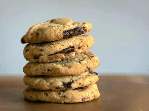 Pile de délicieux cookies aux pépites de chocolat, faits avec de l'huile de coco.