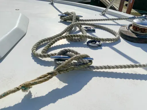 Cordages solidement amarrés sur le pont d'un haussière bateau, prêts pour l'aventure.