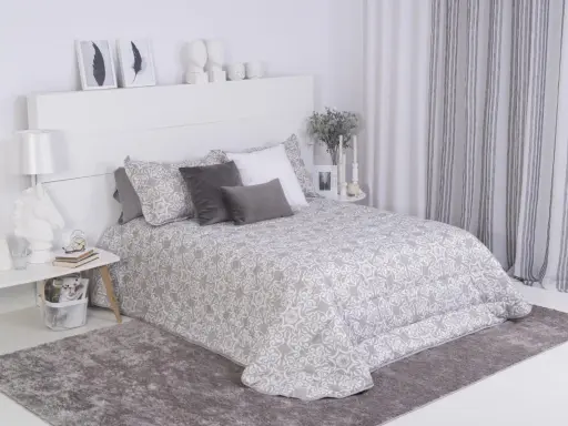 Cama con colcha estampada y cojines decorativos. Las medidas cojines cama son ideales para un descanso confortable.