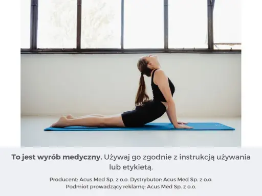 Kobieta wykonuje ćwiczenie cobra, pogłębiając rozciąganie pleców na macie.