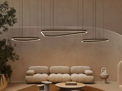 Un salon moderne avec un plafond cathédrale, des suspensions lumineuses organiques, un canapé moelleux et un escalier incurvé.
