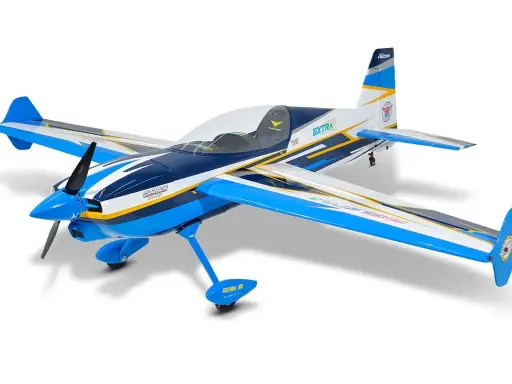 Ein blau-weißes Kunstflugzeug-Modell, ein "Phoenix Model", mit gelben Akzenten und dem Schriftzug "EXTRA 300".
