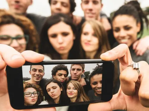Grupa przyjaciół robi selfie. To pokolenie z od kiedy? Zawsze razem, uśmiechnięci i gotowi na nowe przygody.