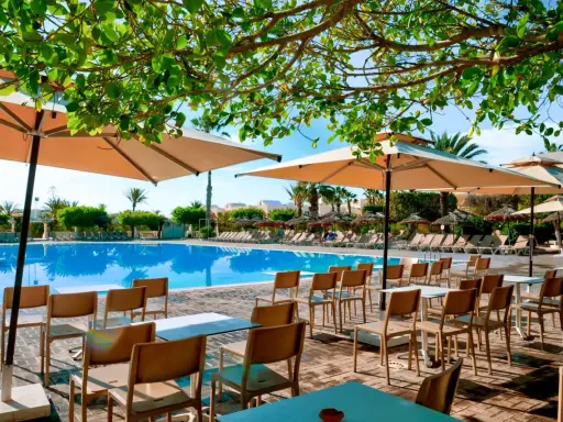 Basen i leżaki w Djerba Aqua Resort, idealne miejsce na relaks. Opinie gości potwierdzają wysoki standard.