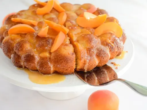Saftiger Aprikosenkuchen, der zum Reinbeißen einlädt. Ein tolles Aprikosenkuchen Rezept für den Sommer.