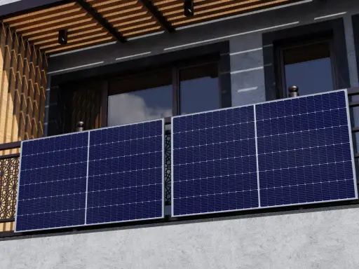 Zwei senkrechte Solarmodule auf einem Balkon, die Sonnenlicht für saubere Energie einfangen.