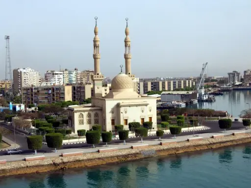 Moschee am Ufer des Suezkanals, ein wichtiger Ort in der **Suezkanal Geschichte**.