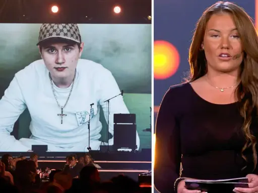 Alexandra Torgrip på scen, med en bild på en ung man i keps på storbildsskärmen bakom.
