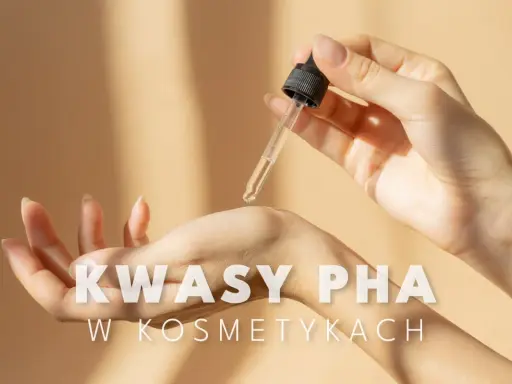 Delikatna aplikacja serum z kwasami PHA na dłoń. Skóra dłoni jest gładka, a kropla serum lśni w świetle.