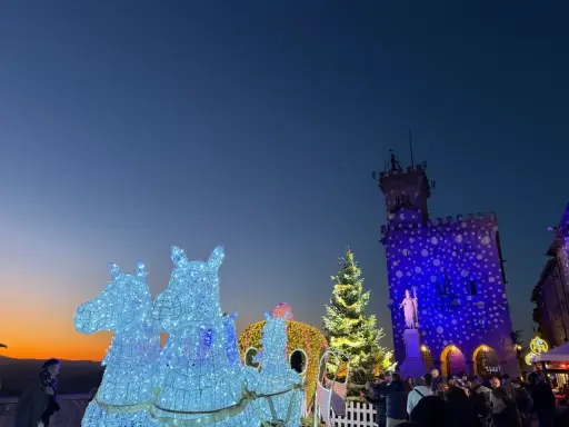 Luci scintillanti e un'atmosfera magica per il Natale a San Marino. Carrozze illuminate e un albero maestoso creano uno scenario da fiaba.