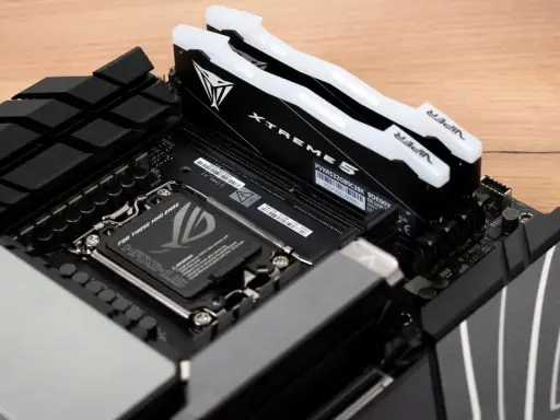 Dwa moduły pamięci RAM XTREME5 VIPER zamontowane na płycie głównej Maximus.