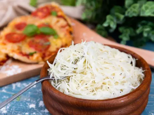 En skål med krispig pizzasallad, perfekt till din pizza. Här är ett enkelt pizzasallad recept.