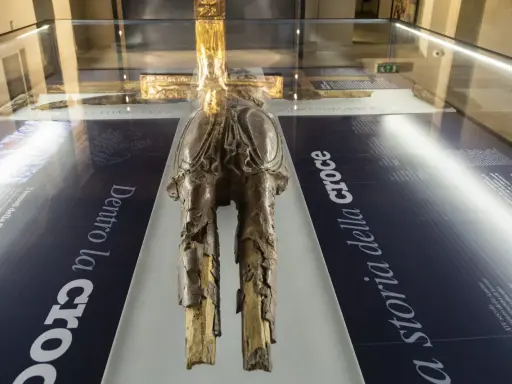 Il Crocifisso ligneo dorato, esposto nel vercelli centro storico, racconta la sua storia.