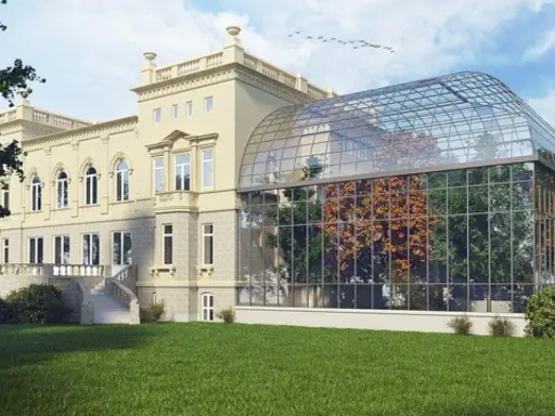 Elegancka willa z oranżerią, prawdopodobnie najdroższy hotel w Łodzi, otoczona zielonym trawnikiem.