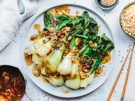 Ein köstliches Hauptgericht mit Pak Choi, serviert mit einer würzigen Sauce und Sesam. Perfekt für ein gesundes Abendessen.