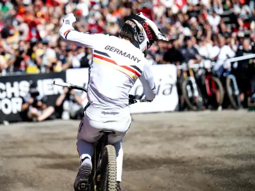 Henri Kiefer feiert seinen Sieg im Deutschland-Trikot, die Menge jubelt.