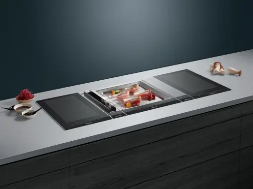 Moderner Kochfeld mit integriertem Grill, ideal für die Zubereitung von Fisch. Die breite Kochfläche bietet viel Platz.