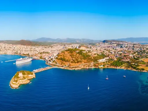 Panoramica di Kusadasi, Turchia: cosa vedere include la città costiera, navi da crociera, isole e il castello.