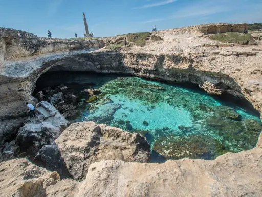 La Grotta della Poesia, un gioiello pugliese, con le sue acque cristalline e le rocce scolpite dal tempo.