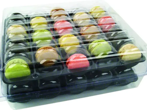 Une boite de macaron colorée, prête à être dégustée.